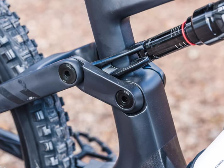 The bushings on the damper linkage were a weak point on the predecessor. Robust bearings are now used everywhere.