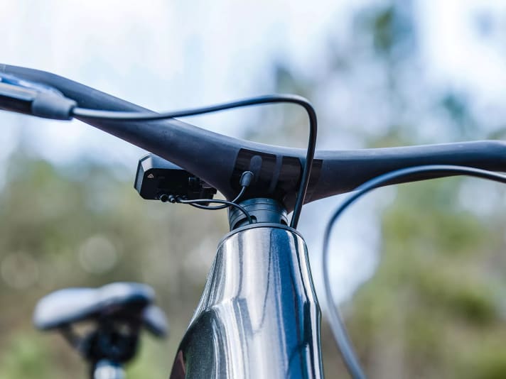 Das integrierte Carbon-Cockpit ist super clean und super leicht. Die Zugeingänge in den Steuersatz sind schlau abgedichtet.