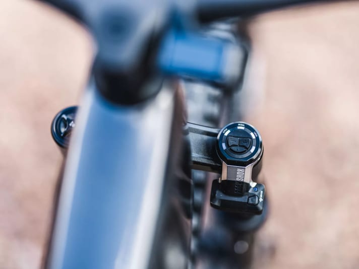 The electronic Rockshox Flight Attendant suspension automatically switches between the Open, Pedal and Lock settings. A total of four AXS batteries are waiting to be charged on the bike.