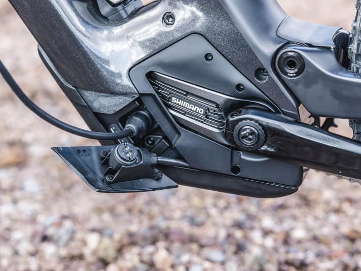 The battery is connected to the Shimano EP8 motor via a plug. This port also serves as a charging socket. Specialised led the way and more and more manufacturers are now following suit.