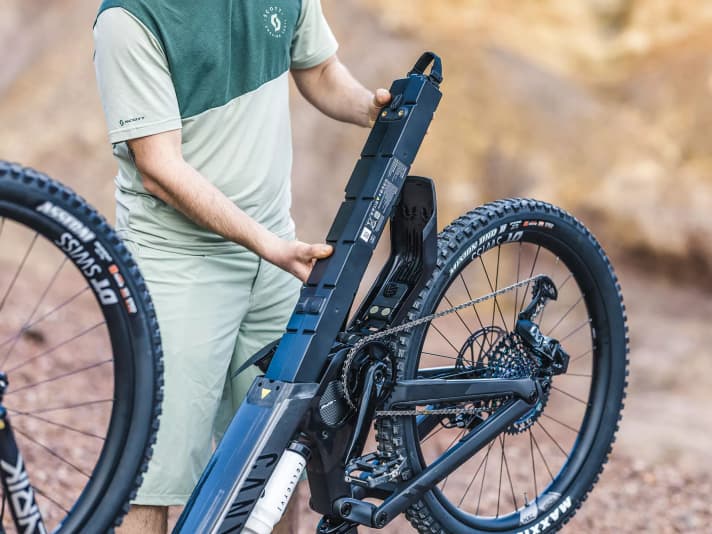 The long 900 watt-hour battery is pulled downwards out of the closed down tube. This is intended to keep the centre of gravity low and the frame weight low. Removing the battery is a little more complicated, but the Canyon has a good solution.