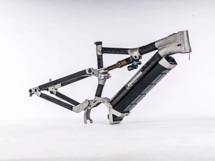 The "Frankenstein programme": Canyon builds prototypes from 3D-printed sleeves and carbon tubes in Koblenz. This gives the development department flexibility and time advantages. Especially when delivery delays and production stops paralyse the e-bike industry.