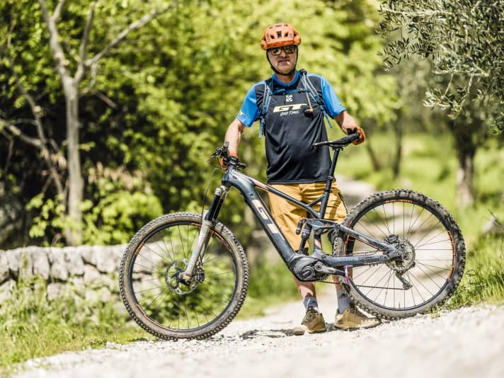 Hans Rey, Trial- und Mountainbike-Legende: “Immer das Momentum halten, nie zum Stillstand kommen – hier ist Old-School-Trial-Technik angesagt.”