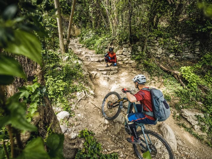 Steil, verblockt und voller losem Geröll: Schon im unteren Teil zeigt der Marmitte-dei-Giganti-Trail seine Zähne. Hier wird an Linie und Technik gefeilt.