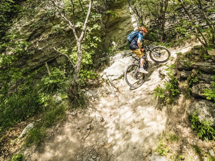Steilwandtechnik à la Hans Rey: Im Gegensatz zu Stefan und Picco hat Hans seine Sattelstütze an diesen Stellen weit ausgefahren. Das spare Kraft und sorge für Traktion, sagt er.