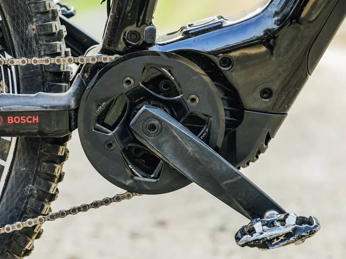 Bosch Performance CX Smart: The top dog among E-MTB motors. With no other drive system can the powerful assistance be dosed as well as with the Bosch, and the lively riding experience is also impressive. Thanks to the Smart system, the assistance can now also be fine-tuned via app. 