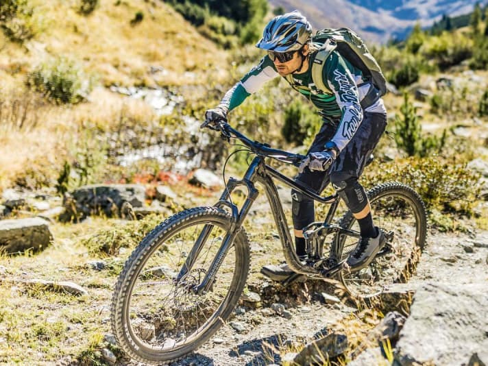 Das Giant bietet mit einer sportlichen Geometrie eine gute Grundlage für Trail-Touren, wird bergab durch seine günstige Ausstattung jedoch ausgebremst.