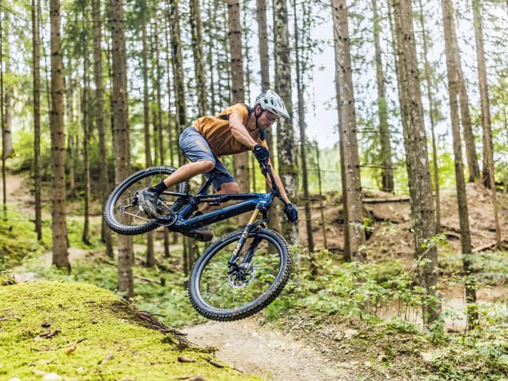 Florentin Vesenbeckh, deputy E-MTB editor-in-chief, at work