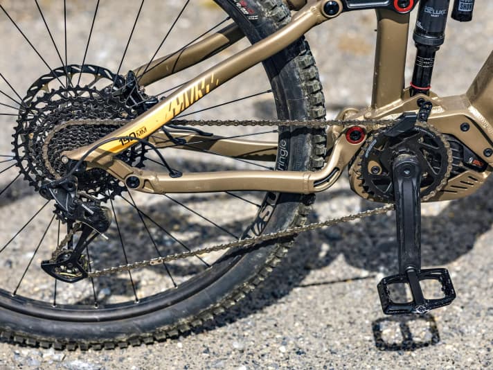 Metal on metal: The Stilus E-AM comes from the factory without a protector on the chainstay and seat stay. Rattling downhill and damage to the paintwork are the result.