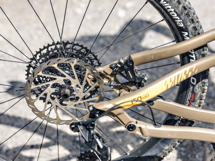 Decathlon is at the cutting edge with its brake disc magnet and well-hidden sensor. The charging port on the Stilus E-AM is also impressive.