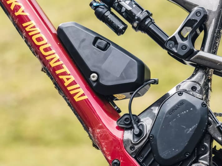 Für mehr Reichweite kann an der Ladebuchse auch ein optionaler Range-Extender mit weiteren 317 Wattstunden angeschlossen werden. Kostenpunkt: 790 Euro. Schnellladegeräte mit 8 oder 10 Ampere gibt es für das neue Dyname-4.0-System aber nicht mehr. Ist der Akku leer, wird er wie bei der Konkurrenz mit vier Ampere geladen.