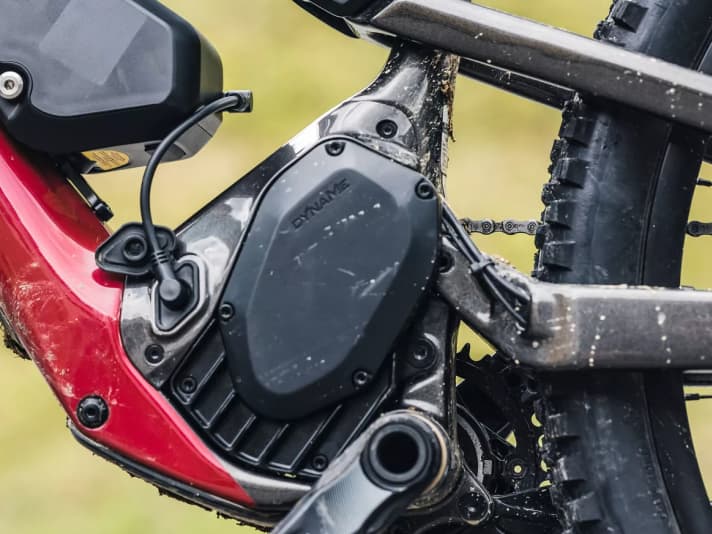 The in-house Rocky Mountain Dyname 4.0 drivetrain is powerful and enables short chainstays. However, not everyone likes the rough character, and the drive can overheat at full throttle.