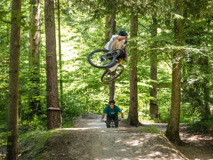 Jump off, turn in, lay flat: style master Korbi makes MTB tricks look so damn easy. I follow close on Korbi's heels and do everything differently.
