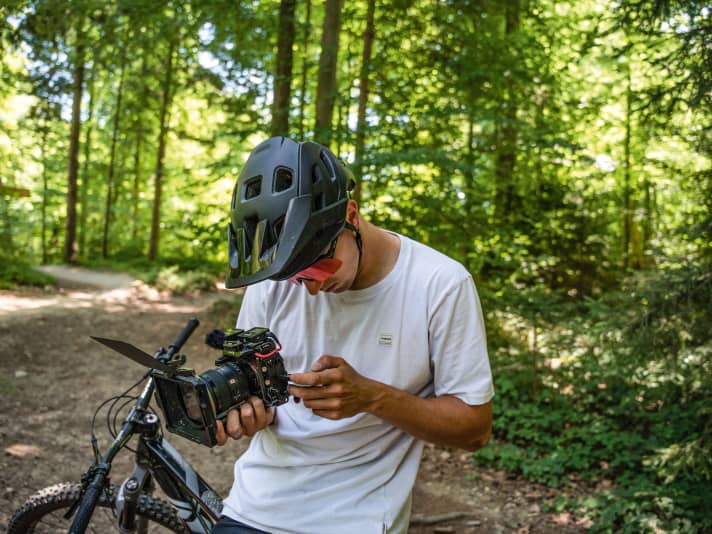 Error analysis via camera. Coach Korbi seems at a loss: "Oh dear, where should I start?"