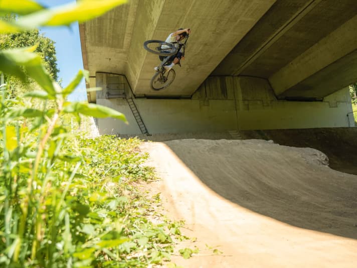 SO SOLL DER EURO-TABLE AUSSEHEN: Vorturner Korbi zeigt, wie’s geht. Nachdem wir im Bikepark versagt haben, schleppt er uns unter die Autobahnbrücke bei Wangen. „Jetzt springt doch endlich mal ab!“