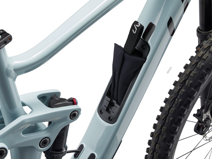 The down tube of the Intrigue LT with aluminium frame conceals a practical storage compartment.
