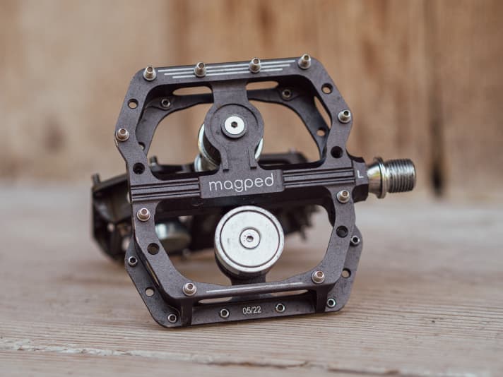 Half fixed, half loose - the Enduro2 is the alternative for anyone who can't decide between clipless and flat pedals