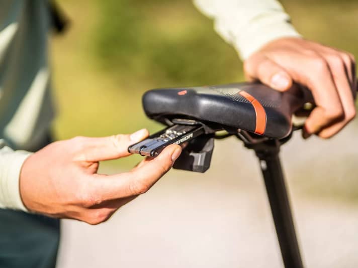 Mitgedacht: Für kleine Reparaturen auf dem Trail versteckt sich unter dem Sattel ein Mini-Tool.