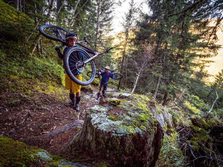 Lahmgelegt: Hätte die Gondelbahn nicht schon lange ihren Betrieb eingestellt, wir wären freudig reingesprungen und hätten uns vier Stunden Bike-Buckeln erspart.