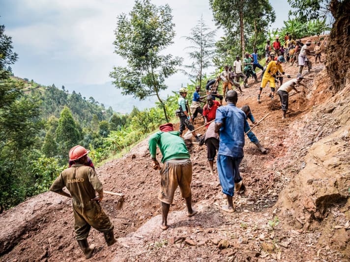 ”Umuganda”: Im ganzen Land werden einmal im Monat die Trails repariert. Auch wir legen die Bikes weg und schaufeln mit.
 