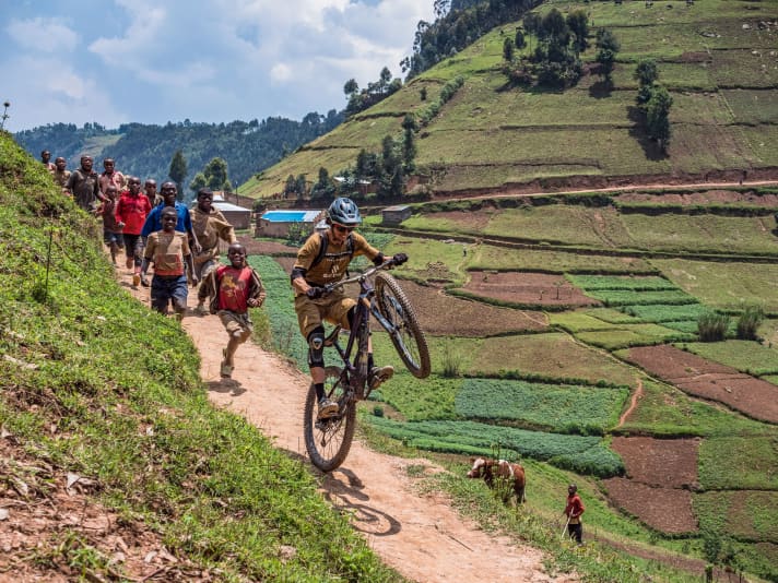 Cheering on children is simply part and parcel of life in Rwanda. Ludo May thanks them with a few extra stunts. 