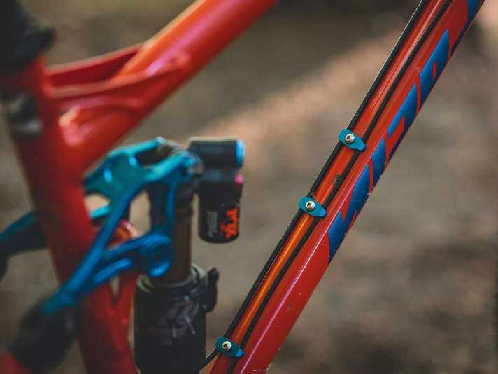 Multifunctional: The finely milled CNC mounts for the cable routing are fitted with extra-long screws. If you want to do without a hydration bladder on long tours, you can easily attach a bottle cage to it.
a bottle cage without any problems.