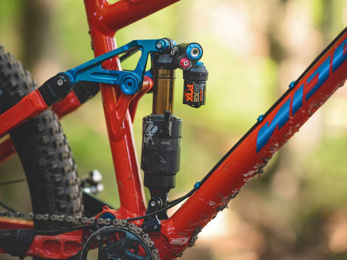 Entscheidet man sich bei der Konfiguration für einen Dämpfer mit 60 anstatt 65 Millimetern Hub, verkürzt sich der Federweg von 160 auf 150 Millimeter. Tipp zum Setup: Um dem sportlichen Fahrwerk mehr Komfort zu entlocken, empfehlen wir wenig bis gar keine Druckstufendämpfung.