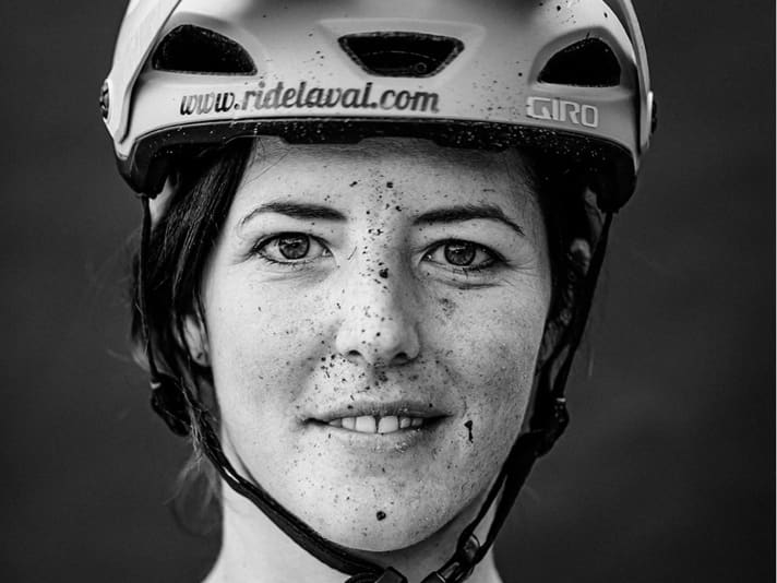 Nicci Tschnenett, Guidin Ride La Val: “Ich finde es cool, das Bike auch mal hochzutragen – so ist die Freude über die Abfahrt am Grat entlang unbeschreiblich viel größer.”