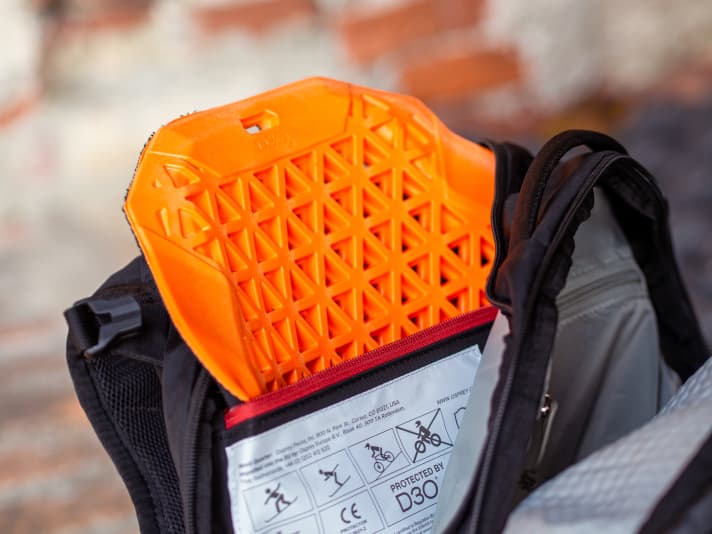 Long, airy, multi-impact capable: the D3O protector plate provides reliable protection.