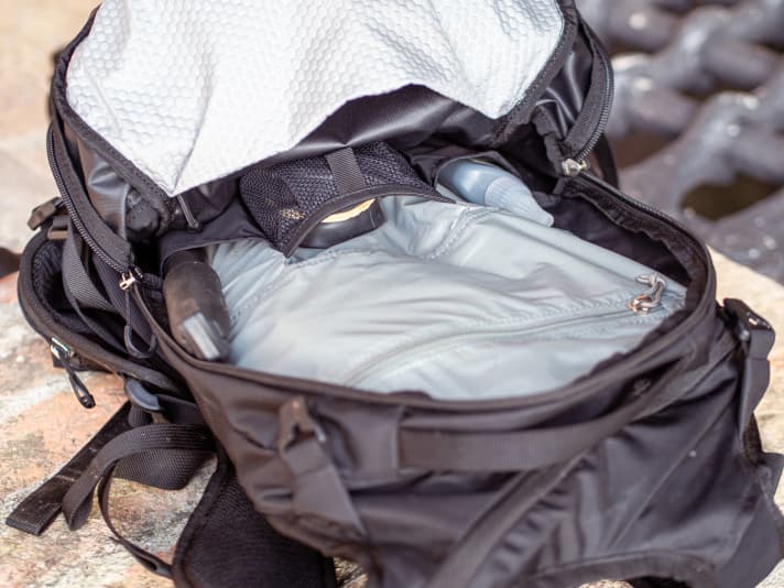 Im Hauptfach ist ausreichend Platz für einen langen Tag auf Tour.