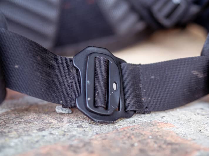 So auch noch nicht gesehen: eine robuste Schnalle aus Alu schließt den Bauchgurt am Osprey Rucksack.