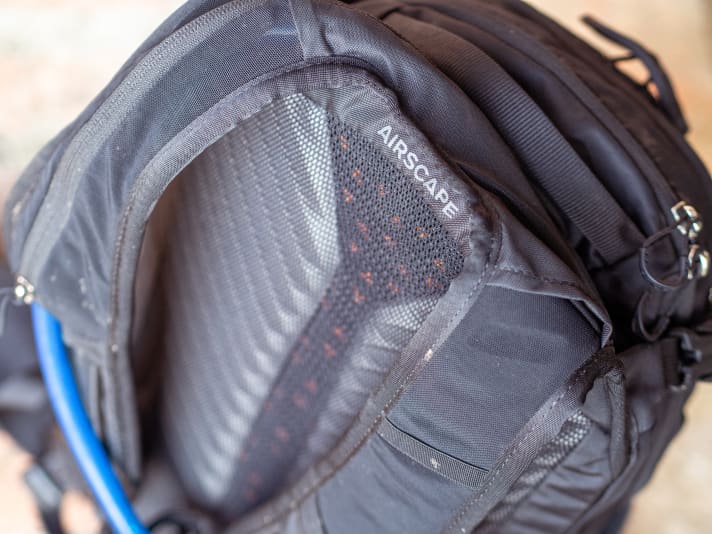 Despite its light structure, the tight-fitting back panel of the Raptor does not allow much ventilation.