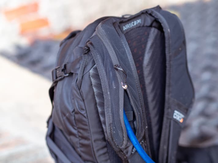 Cleanly guided: the drinking tube runs protected in a mesh channel