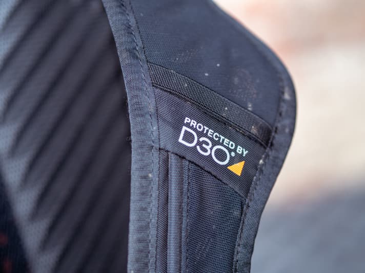 The shoulder straps lie flat and are very comfortable