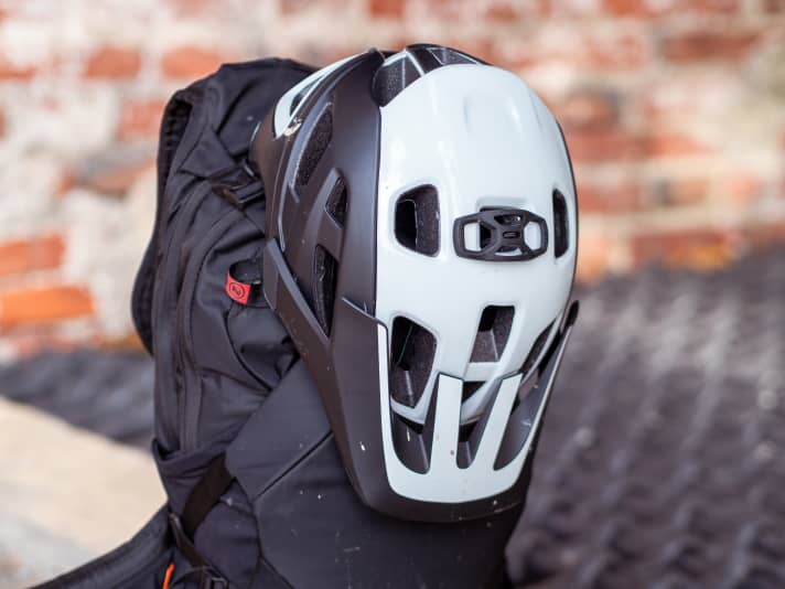 Bewährt und praktisch: die clevere Lid-Lock-Halterung fädelt man einfach durch eine Lüftungsöffnung.