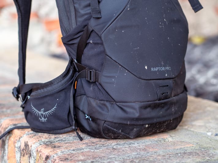 Dank des Werkzeugfachs im Boden und den Taschen an den Hüftflügeln liegt der Schwerpunkt tief