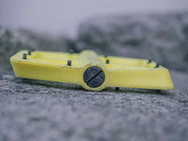 Plastic pedals must have sufficient material above the axle in order to guarantee durability.