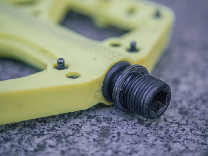 The seals must cleanly seal off access to the bearings. This is the only way to guarantee a long service life.