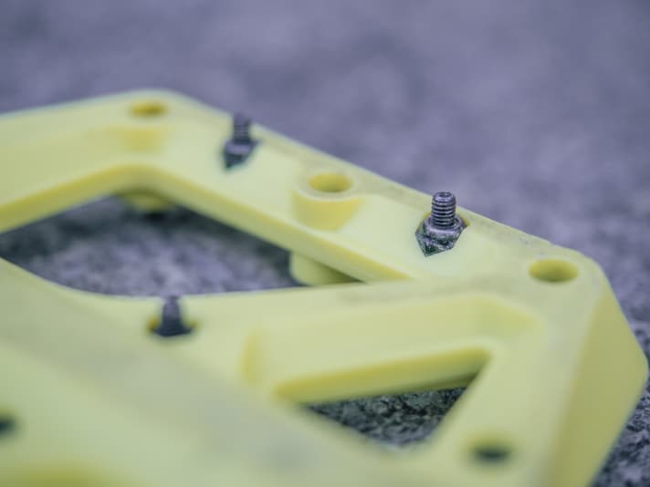 On the plastic pedals, on the other hand, the pins are secured by an additional nut.