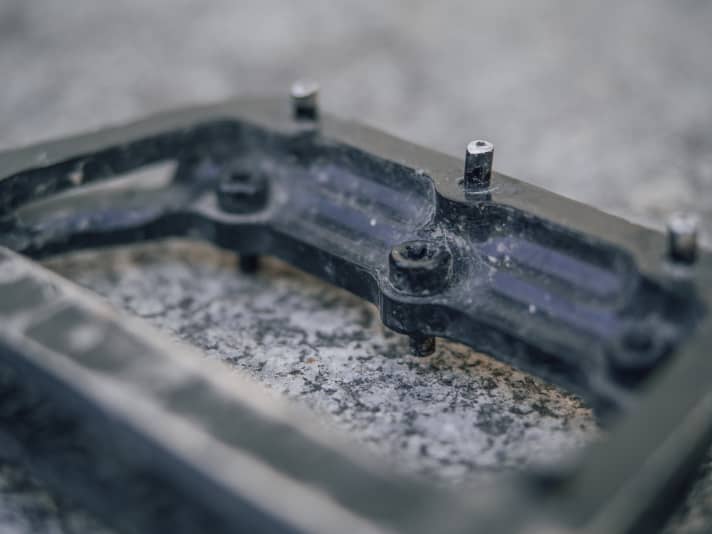 Gewinde in der Plattform erleichtern den Austausch von Pins bei den Alu-Pedalen.
