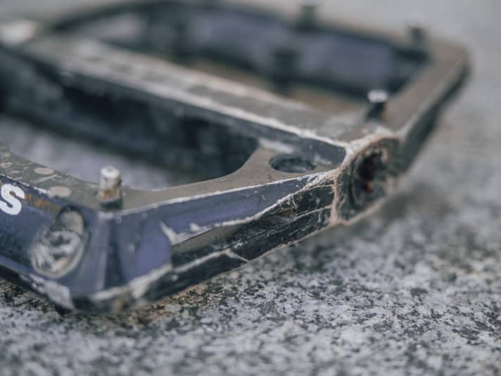 Not nice: after contact with rocks, the bare aluminium is quickly exposed.