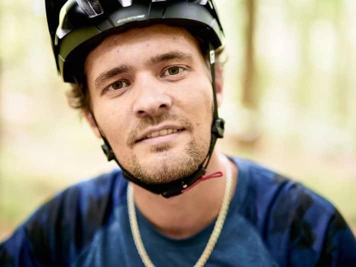 Peter Henke (29): 

Der Rheinhesse startete seine Karriere früh. Im Alter von 13 Jahren unterschrieb Peter seinen ersten Sponsorenvertrag. Er fuhr im Team von Nils-Peter Jensen, YT, Scott und Canyon. Lange galt er als bester deutscher Slopestyler mit dem begehrten Red-Bull-Helm auf dem Kopf.