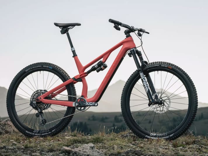 Als High-End-Gegner: Das Neuron CF SLX LTD mit Flight Attendant und kompletter Sram AXS-Gruppe. 