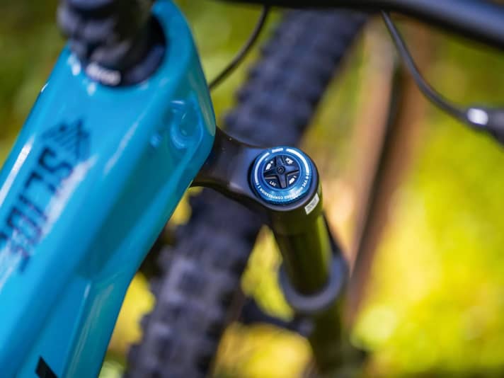  Am Radon Slide Trail kommt bereits ein hochwertiges Performance-Elite-Fahrwerk von Fox zum Einsatz, samt Grip2-Kartusche an der Gabel.