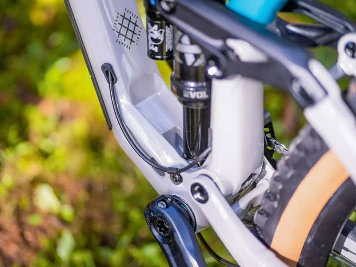 Unattractive: The cable for the telescopic seatpost runs along a short section on the outside of the frame.
