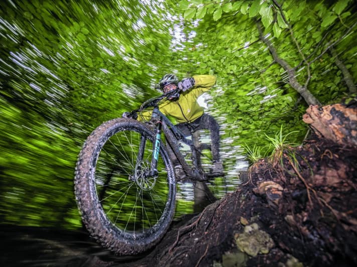 Nice and wet: In dry conditions, most tyres offer sufficient grip. The differences only become apparent in demanding conditions.