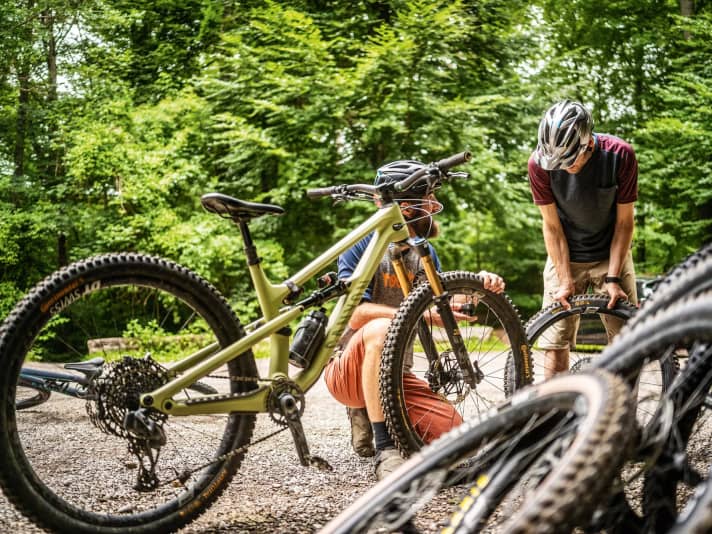 BIKE-Tester Stefan Frey injiziert unseren Testreifen keine Pharmaka. Er überprüft nur, ob alle Kandidaten den Einheitsluftdruck von 1,2 Bar vorn und 1,4 Bar hinten erfüllen.