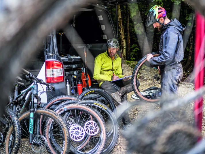 Um die Reifen optimal miteinander vergleichen zu können, nutzen wir drei identische Test-Bikes und tauschen bei jedem Testkriterium mehrfach durch. Nur so lassen sich kleine wie große Unterschiede aufdecken.
