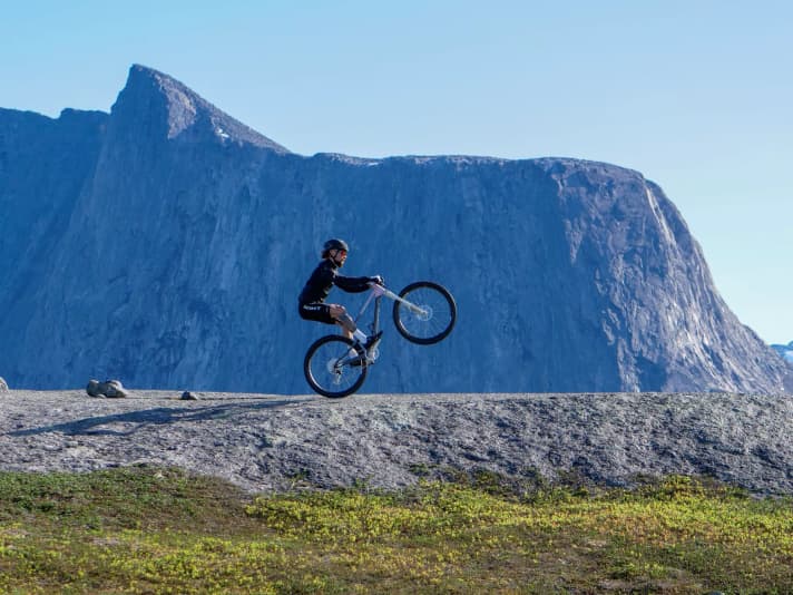 Dangerholm Spark RC Hypersonic in action off a Norwegian mountain ridge