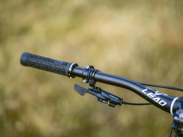Rose's attention to detail: The lever for the dropper post is covered with grip tape.